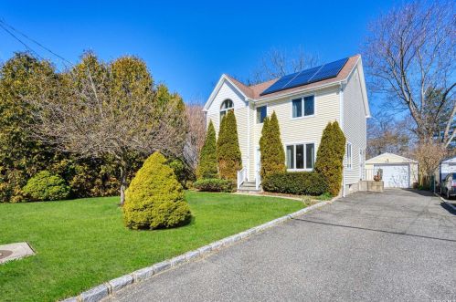 23 Lieper St, Huntington Station, NY 11746-3825