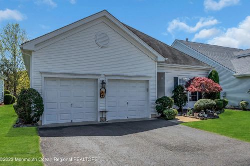 14 Quicksilver Ct, Lakewood, NJ 08701-7534