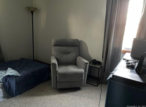 39 Laurel Rd, Windsor Locks CT 06096-2033 exterior