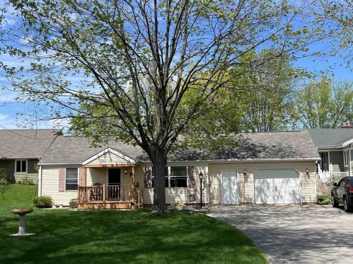 2637 Shore Dr, Green Bay, WI 54302-4730