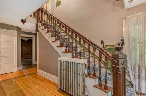 39 Shore Ln, Bayshore, NY 11706-8733