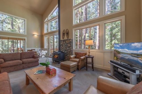 11720 Mougle Ln, Truckee CA  96161-6108 exterior
