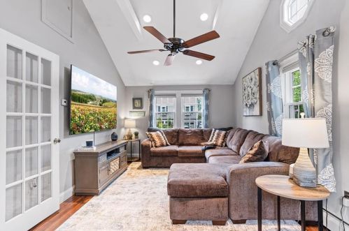 42 Pelham Pkwy, North Providence RI  02911-2915 exterior