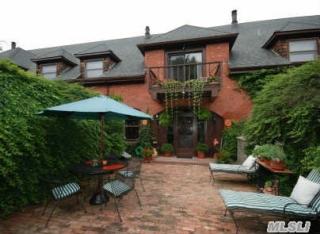 9 Quality St, Oakdale, NY 11769-2427