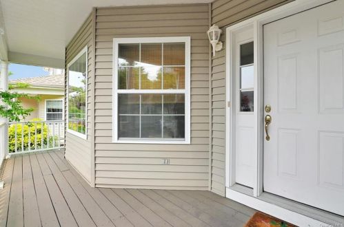 246 Rivendell Ct, Huntington Station, NY 11747-5347