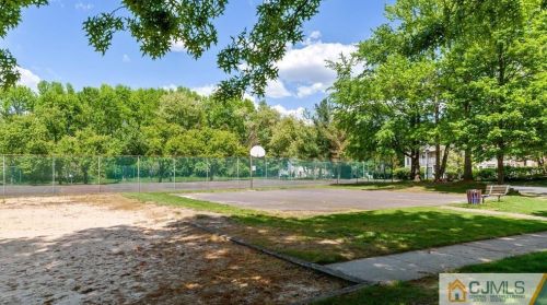 16 Willow Ct, Trenton NJ  08619-4626 exterior