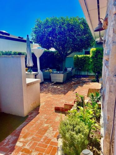 112 Yorktown, Newport Beach CA  92660-6144 exterior