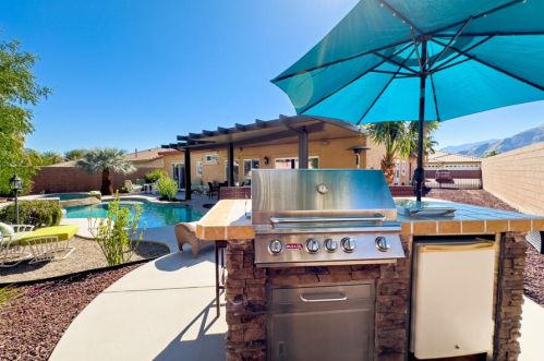828 Mira Grande, Palm Springs CA  92262-1209 exterior