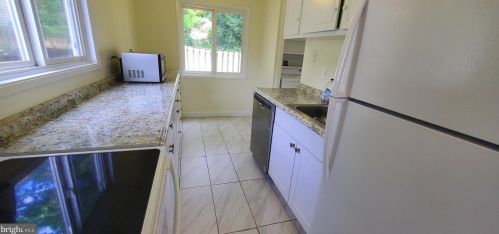 425 Reneau Way, Herndon VA  20170-4521 exterior