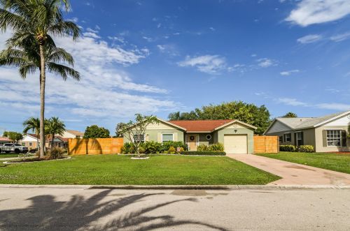 9806 Goldenrod Dr, Boynton Beach, FL 33437-3606