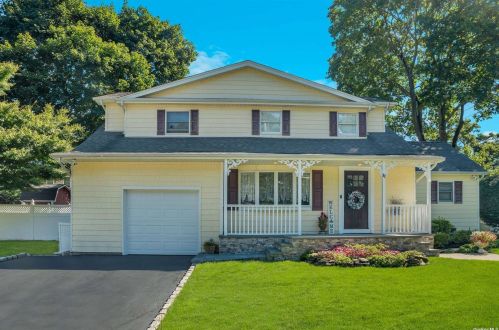 93 Orienta Ave, Lake Grove, NY 11755-2517