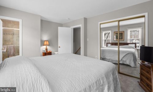 6010 Rdg Frd Dr, Springfield VA 22015-3651 exterior