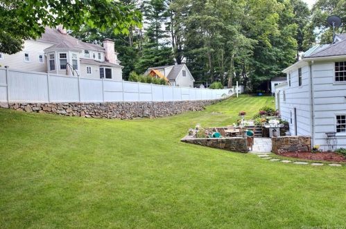31 Larbert Rd, Southport CT  06890-1341 exterior