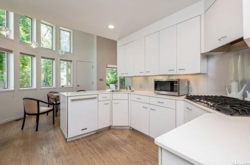 10 Wilshire Dr, White Plains NY  10605-5415 exterior