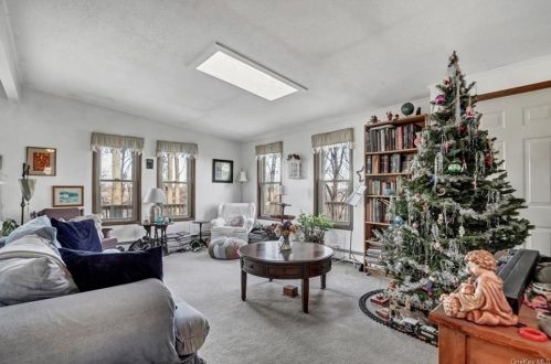 10 Kris Korner Dr, Marlborough NY  12542-5805 exterior