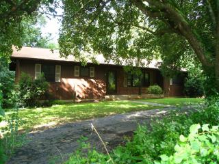 202 Kimberly Ann Dr, Hendersonville, NC 28792-9242