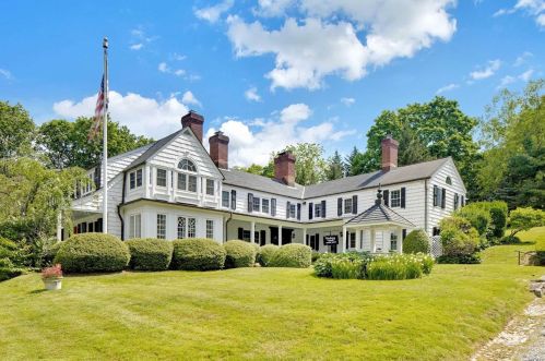 110 Wolver Hollow Rd, Muttontown, NY 11545-2810