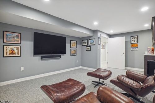 990 Chimney Ridge Dr, Springfield NJ  07081-3702 exterior