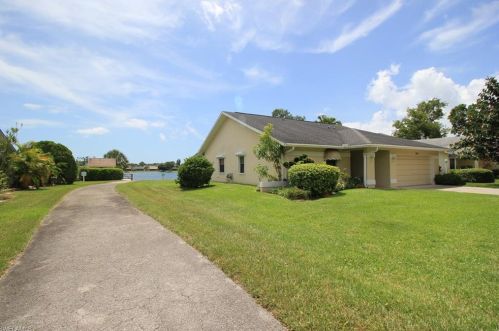 1300 Monarch Cir, Naples FL  34116-6607 exterior