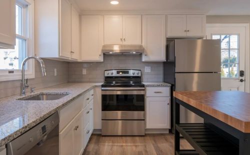 476 Grn End Ave, Middletown RI 02842-5626 exterior