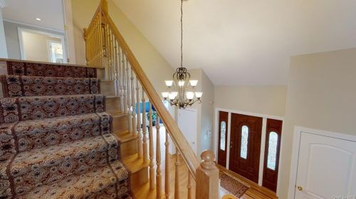 5 Amanda Ct, White Plains NY  10607-2418 exterior