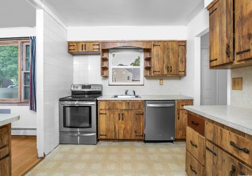 495 Delaware Ave, North Lindenhurst NY  11757-3410 exterior