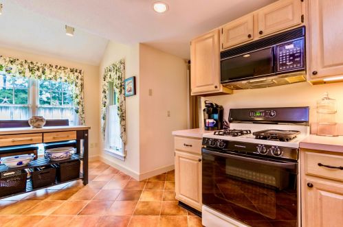 1 Hampton Ct, Mashpee MA 02649-2294 exterior