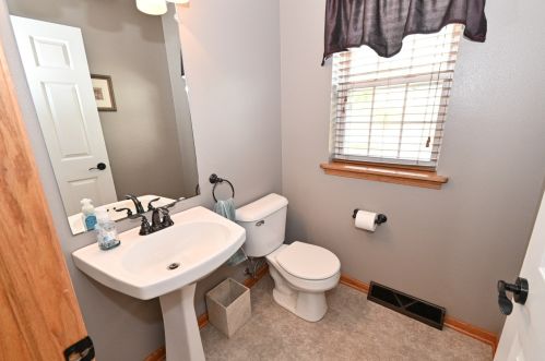 28842 Stone Ridge Ct, Waterford WI  53185-5609 exterior