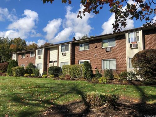 2 Blue Hill Commons Dr, Orangeburg, NY 10962-2838