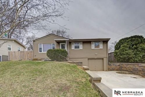 415 Highland Dr, Gretna, NE 68028-4485