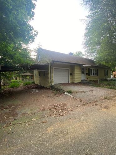 11 Joseph St, Norwich, CT 06360-4606