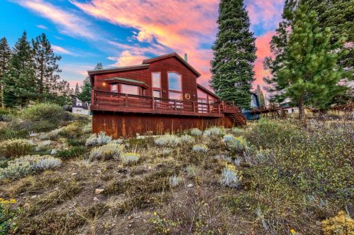 13289 Ski Slope Way, Truckee CA  96161-7082 exterior