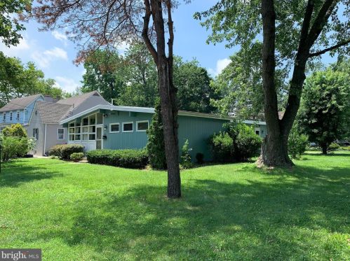 721 Cinnaminson Ave, Palmyra, NJ 08065-2553