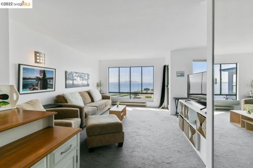 2 Anchor Dr, Oakland, CA 94608-1511