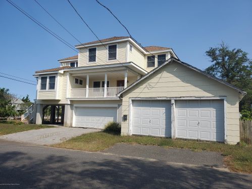17 Washington Ave, Monmouth Hills, NJ 07732-1510