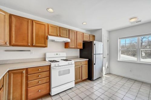 122 Northview Ct, Peekskill NY  10566-4439 exterior