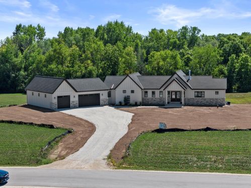 37305 Red Oak Dr, Oconomowoc, WI 53066-8671