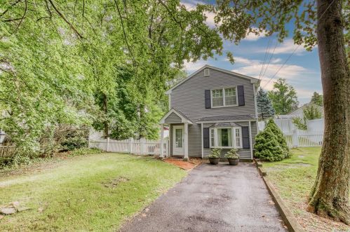 63 Kew Dr, Scotts Beach, NY 11789-1437
