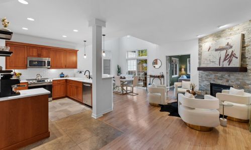 1527 Cass St, Milwaukee, WI 53202-2024