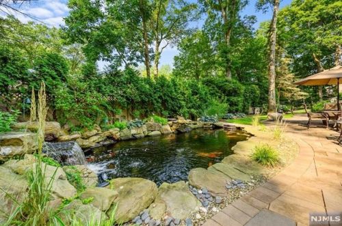 30 Oak Dr, Upper Saddle River NJ  07458-2132 exterior