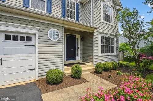 318 Oakcrest Manor Dr, Leesburg, VA 20176-2233