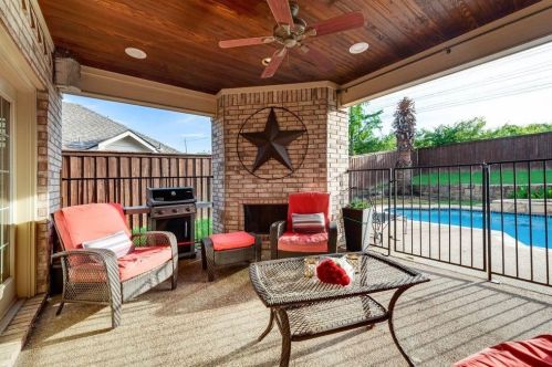 9427 Vis Cir, Irving TX  75063-5064 exterior