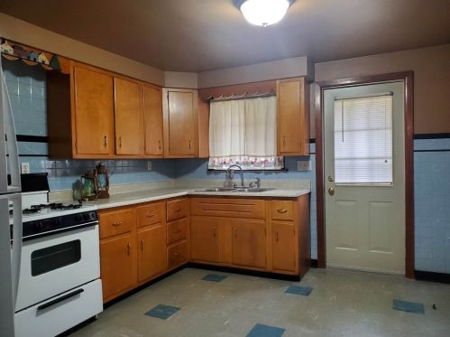 1114 6th Ave, Ford City, PA 16226-1218