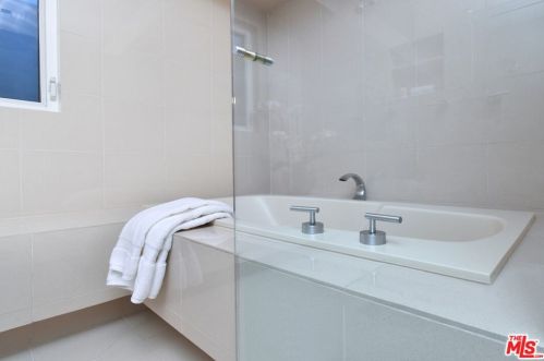 5037 Gaviota Ave, Van Nuys CA  91436-1427 exterior