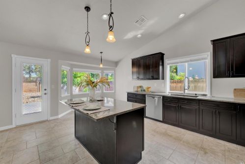 537 Stanford St, Vacaville CA  95687-4609 exterior