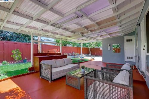 26711 Calaroga Ave, Hayward, CA 94545-3504