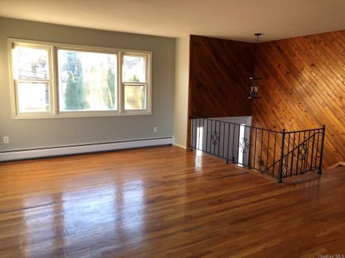 102 Ramapo Rd, Garnerville, NY 10923-2130