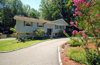 84 Fieldstone Dr, Skyline Lakes, NJ 07456-2716