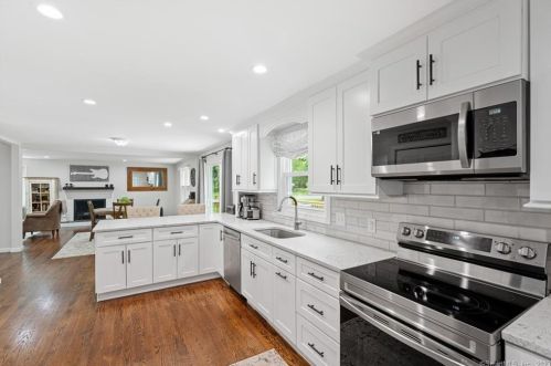 9 Lamplight Dr, Kensington CT  06037-1805 exterior