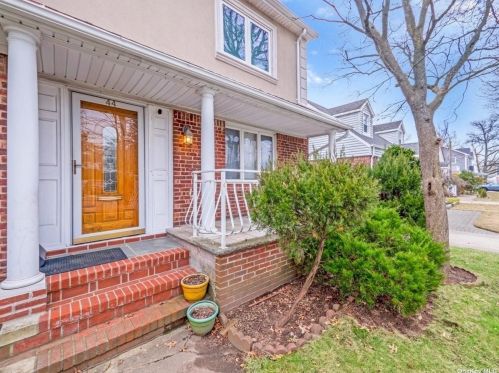 44 Brisbane St, New Hyde Park, NY 11040-3808